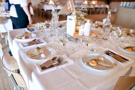 Bröllop i restaurangen med vigsel